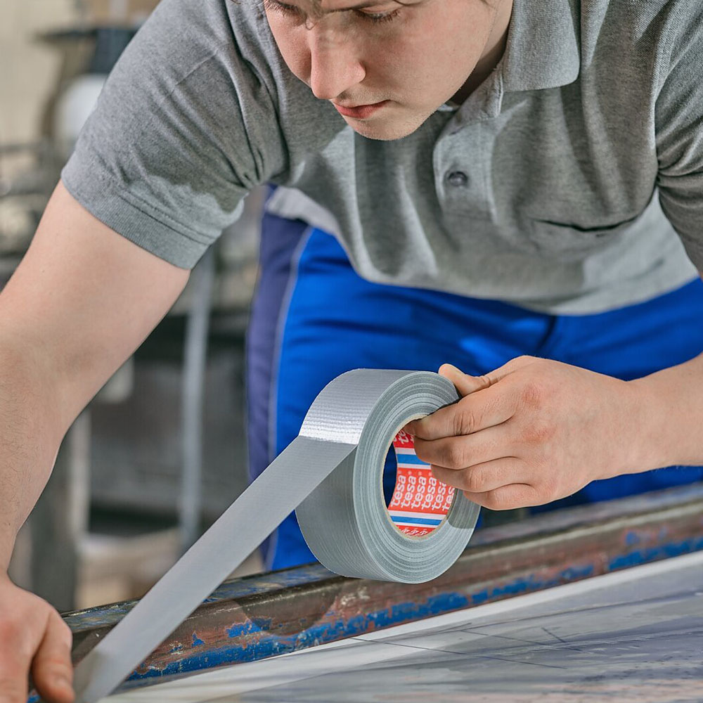 tesa® 60462 50 m x 50 mm Bandă Adezivă Textilă Albă, Neagră sau Gri